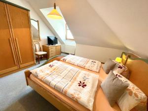 A bed or beds in a room at Seeappartements Bacher