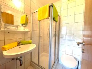 A bathroom at Seeappartements Bacher