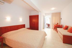 Кровать или кровати в номере Kalimera Hotel