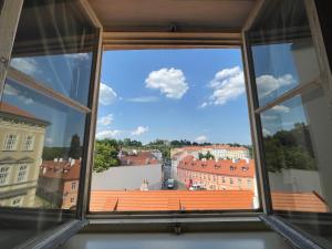 una ventana con vistas a la ciudad en White Swan Boutique Apartments, en Praga