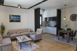 een woonkamer met een bank en een tafel bij APARTMAN AURORA in Trebinje