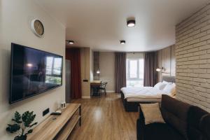 een woonkamer met een bank en een tv bij Apart Lux Loft Panorama in Sumy
