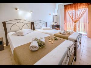 Blue Horizon Apartments&Maisonettes tesisinde bir odada yatak veya yataklar