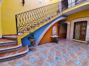 サカテカスにあるHotel Villarrealのタイルフロアの建物内の階段