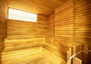 een houten kamer met een sauna en een raam bij MG Hotels & Suites in Rionegro