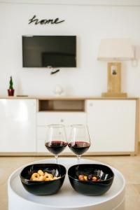 zwei Gläser Wein und Essen auf dem Tisch in der Unterkunft La Casetta al n°30 in Monopoli