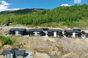 una vista aérea de una casa en una colina en Hodlekve Panorama 5 - amazing view, en Sogndal