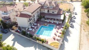 - une vue aérienne sur une maison avec une piscine dans l'établissement Mucize Termal Spa, à Pamukkale