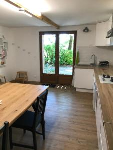 gîte de Fontjalabert en campagne tout confort的厨房或小厨房