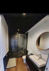 La salle de bains est pourvue d'une douche, d'un lavabo et de toilettes. dans l'établissement Maison Paisible au coeur des Pyrénées, à Igon