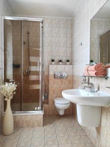 Koupelna v ubytování LAGO Apartamenty i pokoje