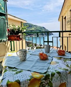 een tafel op een balkon met uitzicht op de oceaan bij Calipso in Levanto