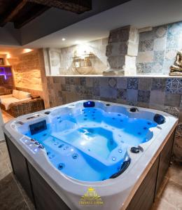 une grande baignoire jacuzzi dans une chambre dans l'établissement L'EXCELLENCE AVIGNON - Suite LUXE SAUNA, HAMMAM & JACCUZZI, à Avignon