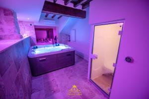 Vonios kambarys apgyvendinimo įstaigoje L'EXCELLENCE AVIGNON - Suite LUXE SAUNA, HAMMAM & JACCUZZI