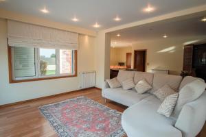sala de estar con sofá blanco y alfombra en Villa in Esposende, en Esposende
