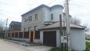 uma casa grande com garagem numa rua em Апартаменты студия, 10мин до центра, онкоцентр, томоклиника, em Kirovohrad