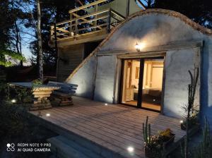 dom z drewnianym tarasem i balkonem w obiekcie Srokowski Dwór 1 - Leśny Zakątek - Prywatna Sauna! w mieście Srokowo