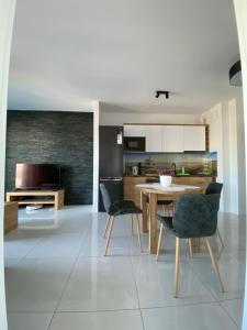 Kuchnia lub aneks kuchenny w obiekcie MIĘDZYZDROJE,BALTICUS PROMENADA GWIAZD 14, Apartament z odrębnym salonem i sypialnią z Widokiem na morze