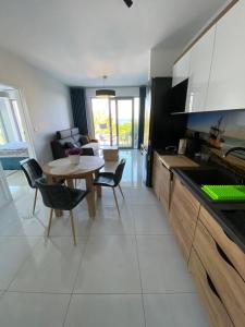 Kuchnia lub aneks kuchenny w obiekcie MIĘDZYZDROJE,BALTICUS PROMENADA GWIAZD 14, Apartament z odrębnym salonem i sypialnią z Widokiem na morze