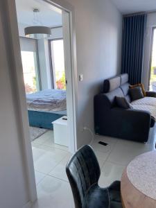 Łóżko lub łóżka w pokoju w obiekcie MIĘDZYZDROJE,BALTICUS PROMENADA GWIAZD 14, Apartament z odrębnym salonem i sypialnią z Widokiem na morze
