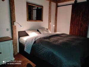 a bedroom with a bed in a room with a window at Srokowski Dwór 1 - Leśny Zakątek - Prywatna Sauna! in Srokowo