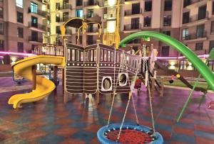 un parco giochi in una città con un giro in treno di Квартира a Liski