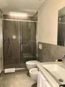 La salle de bains est pourvue d'une douche, de toilettes et d'un lavabo. dans l'établissement Country B&B Corniola, à Empoli