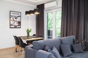 Villa Jana في أولشتين: غرفة معيشة مع أريكة زرقاء وطاولة
