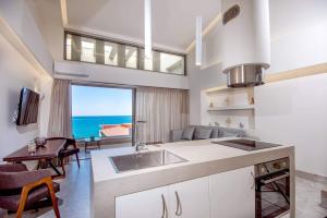Телевизор и/или развлекательный центр в Nama Sea Side Suites