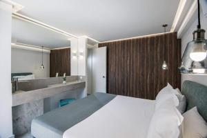 Кровать или кровати в номере Nama Sea Side Suites
