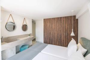 Кровать или кровати в номере Nama Sea Side Suites
