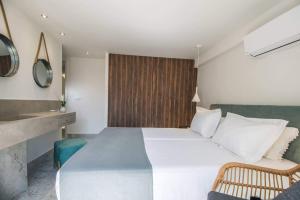 Кровать или кровати в номере Nama Sea Side Suites