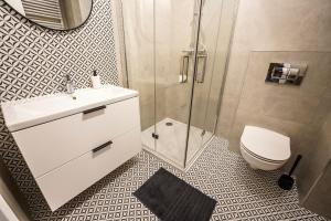 La salle de bains est pourvue d'une douche, d'un lavabo et de toilettes. dans l'établissement Dom na Kurkowej 32, à Wrocław