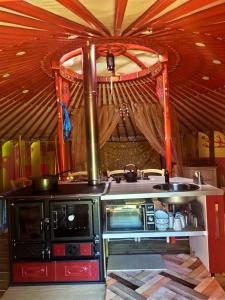 een keuken met een fornuis in een tent bij Ravissant yourte traditionnelle in Quimper