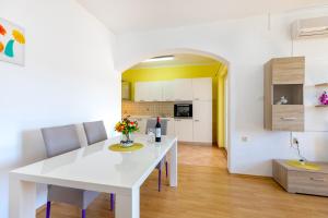 Kuchyň nebo kuchyňský kout v ubytování Apartments Villa Maja