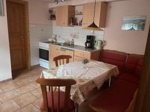 een keuken met een tafel met een tafelkleed erop bij Ferienhaus Schmidt in Rathmannsdorf