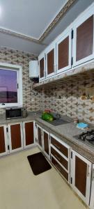 Kitchen o kitchenette sa حدائق إفران