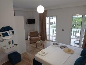 TV a/nebo společenská místnost v ubytování Vasiliu Boutique Hotel Ksamil