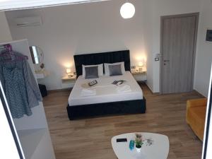 Postel nebo postele na pokoji v ubytování Vasiliu Boutique Hotel Ksamil