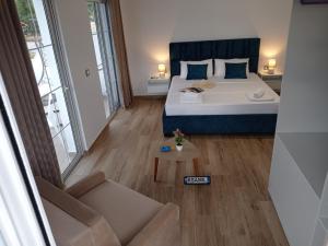 Postel nebo postele na pokoji v ubytování Vasiliu Boutique Hotel Ksamil