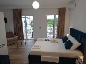 Postel nebo postele na pokoji v ubytování Vasiliu Boutique Hotel Ksamil