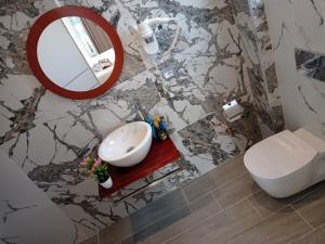 Koupelna v ubytování Vasiliu Boutique Hotel Ksamil + 31 fotografií
