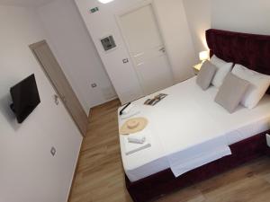 Postel nebo postele na pokoji v ubytování Vasiliu Boutique Hotel Ksamil