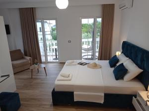 Postel nebo postele na pokoji v ubytování Vasiliu Boutique Hotel Ksamil