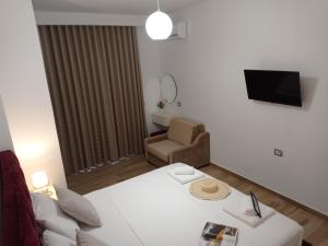 TV a/nebo společenská místnost v ubytování Vasiliu Boutique Hotel Ksamil