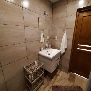 a bathroom with a sink and a mirror at Tu i Teraz - pokoje in Bukowina Tatrzańska