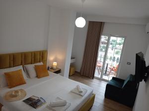 Postel nebo postele na pokoji v ubytování Vasiliu Boutique Hotel Ksamil