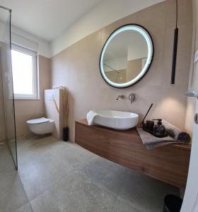 y baño con lavabo y espejo. en Villa Sobin, en Kaštela