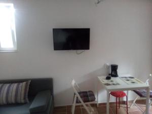 TV a/nebo společenská místnost v ubytování Marinja Studio
