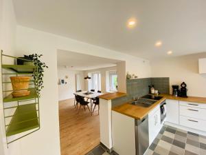 a kitchen and dining room with a dining table at Auszeit-Eifel „Eifelhorst“ in Willwerscheid